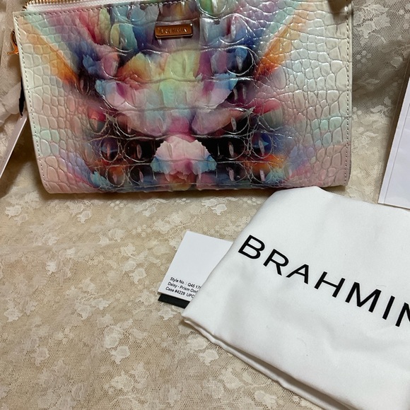 NWT PRISM OMBRE’ BRAHMIN DAISY WRISTLET, CLUTCH - beautiful. - Picture 6 of 8